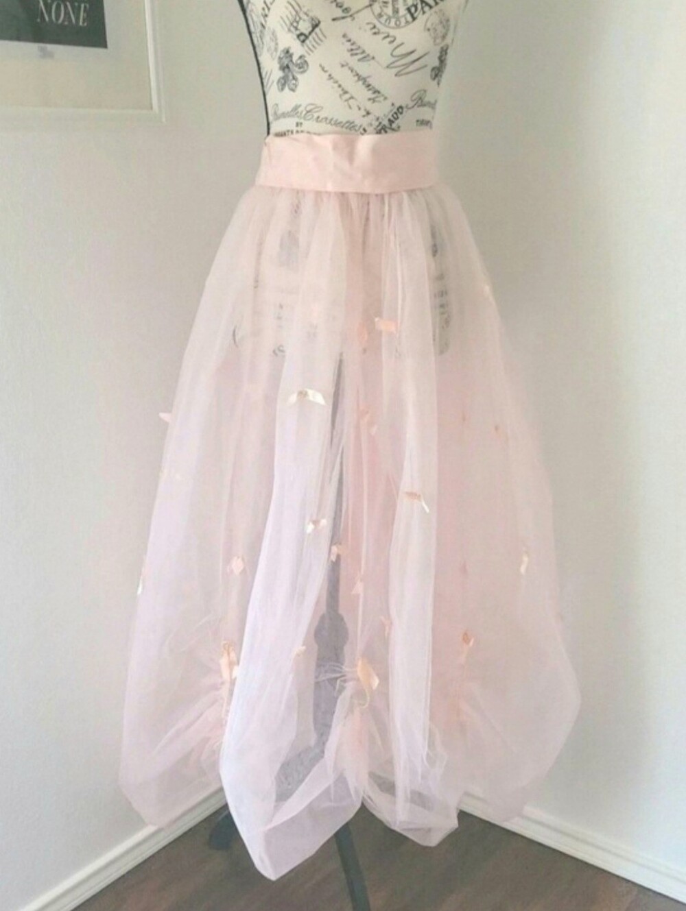 Vintage 50s 60s Pink Tulle Overskirt Bow Applique Pearl Cupcake Formal 26" Waist